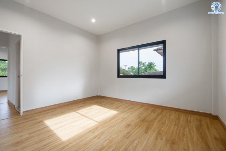 บ้านมือสองตกแต่งใหม่ ม.เมืองเอกประจิม พหลโยธิน87 ตกแต่งครบทุกฟังก์ชัน เนื้อที่ 100 ตร.ว. พื้นที่ใช้สอยเยอะ พร้อมฟังก์ชัน 3 ห้องนอน 4 ห้องน้ำ 1 ห้องอเนกประสงค์ 1 ห้องแม่บ้าน จอดรถได้ 4 คัน เชื่อมต่อทุกการเดินทาง ใกล้รถไฟฟ้าสายสีแดง "สถานีหลักหก"และทางด่วน "ศรีสมาน"